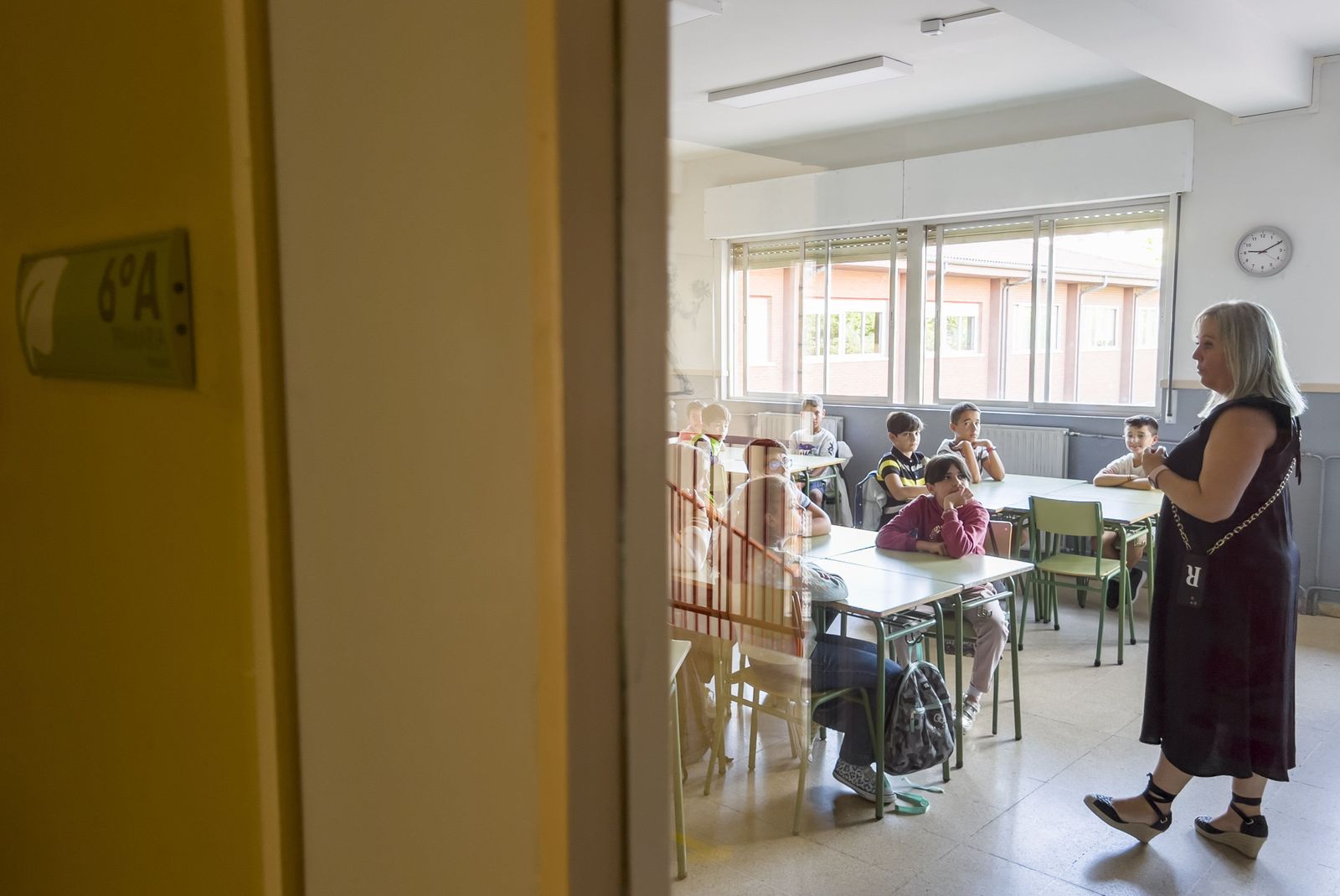 Una profesora en una clase en el inicio del curso 2022-2023 | Foto: Agencia ICAL