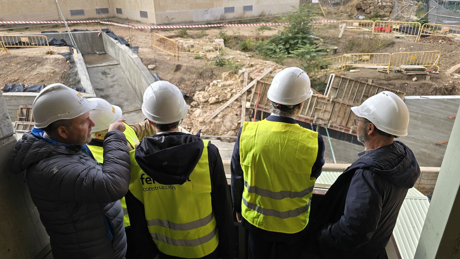 El alcalde de Salamanca, Carlos García Carbayo, informa de los hallazgos y las actuaciones que se están realizando en el Cerro de San Vicente