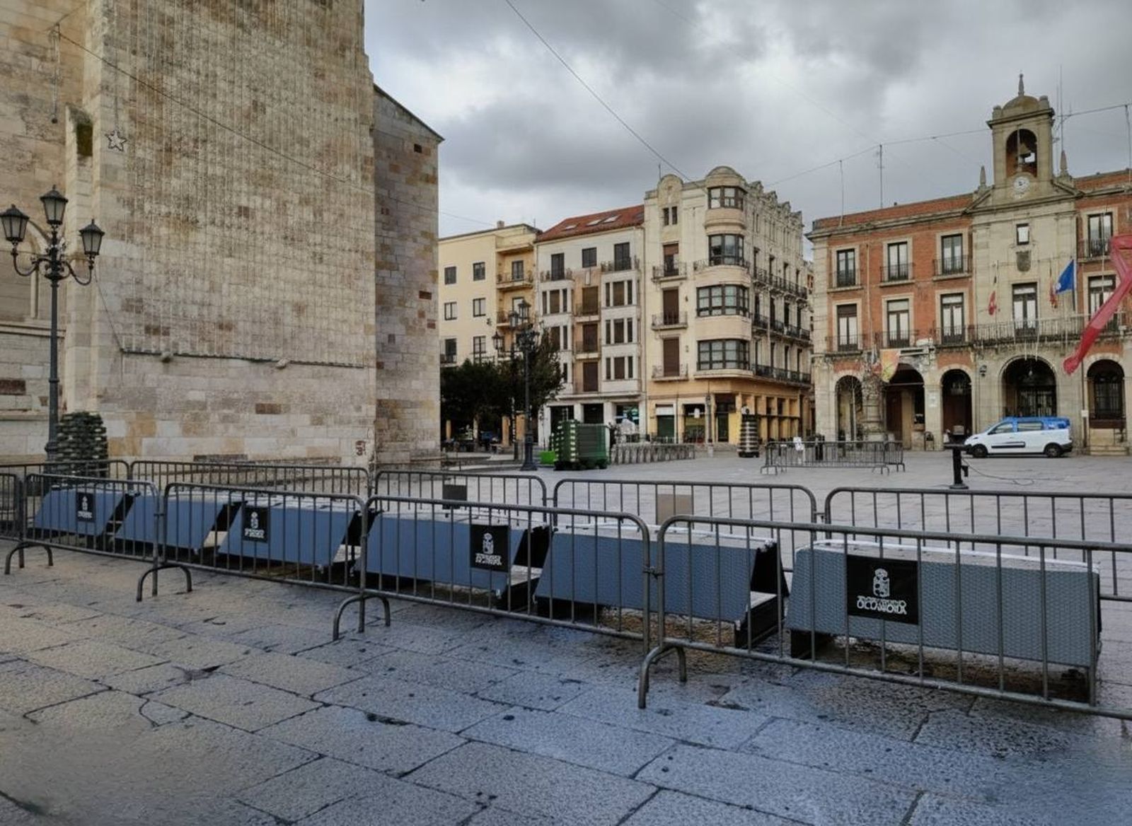 Inocentada. Roban las letras de Zamora de la Plaza Mayor