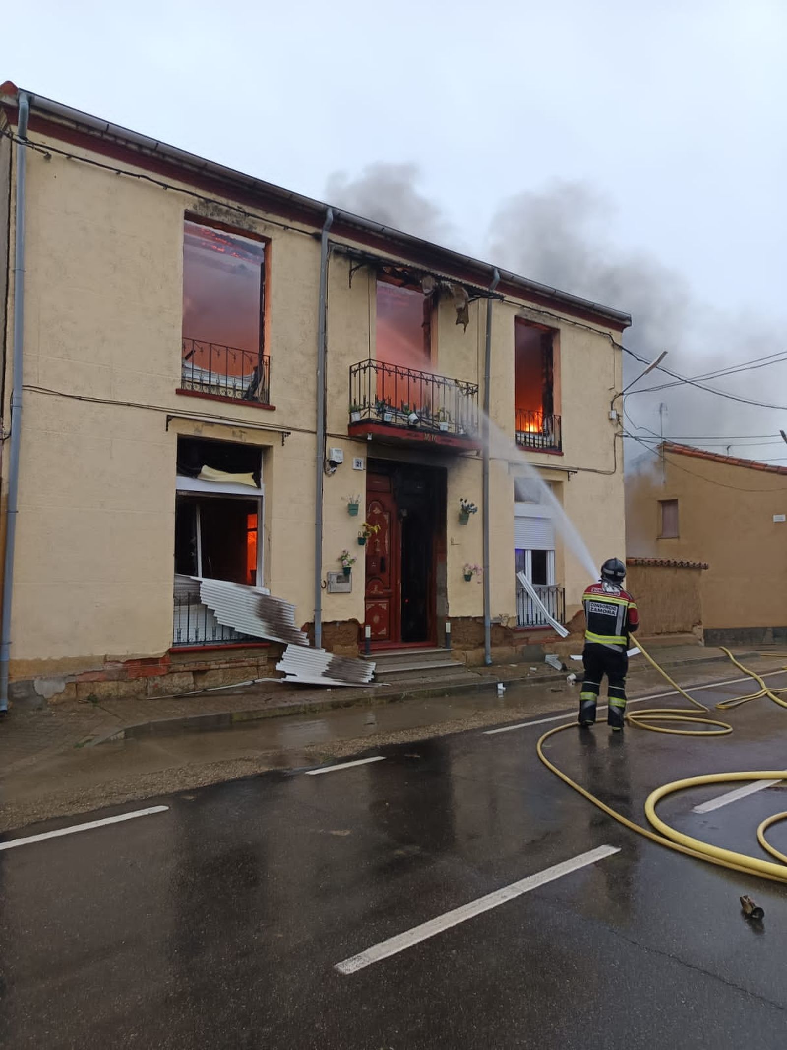 Incendio de una vivienda en Algodre (3)