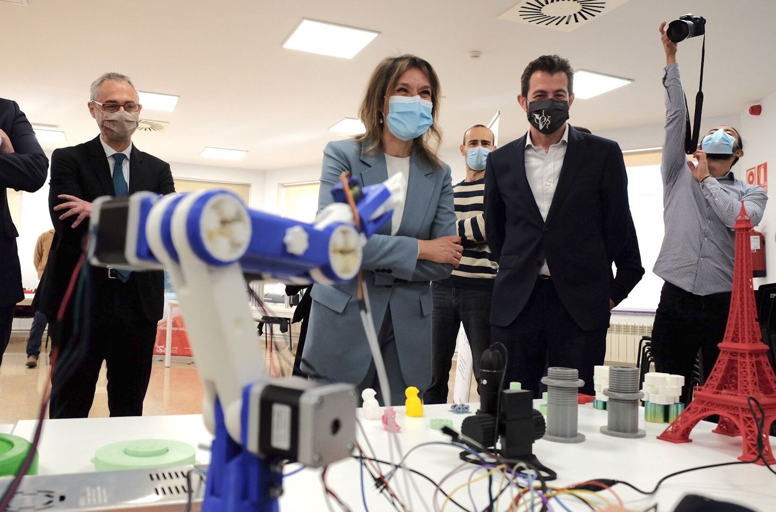 La consejera de Educación, Rocío Lucas, y el rector de la USAL, Ricardo Rivero