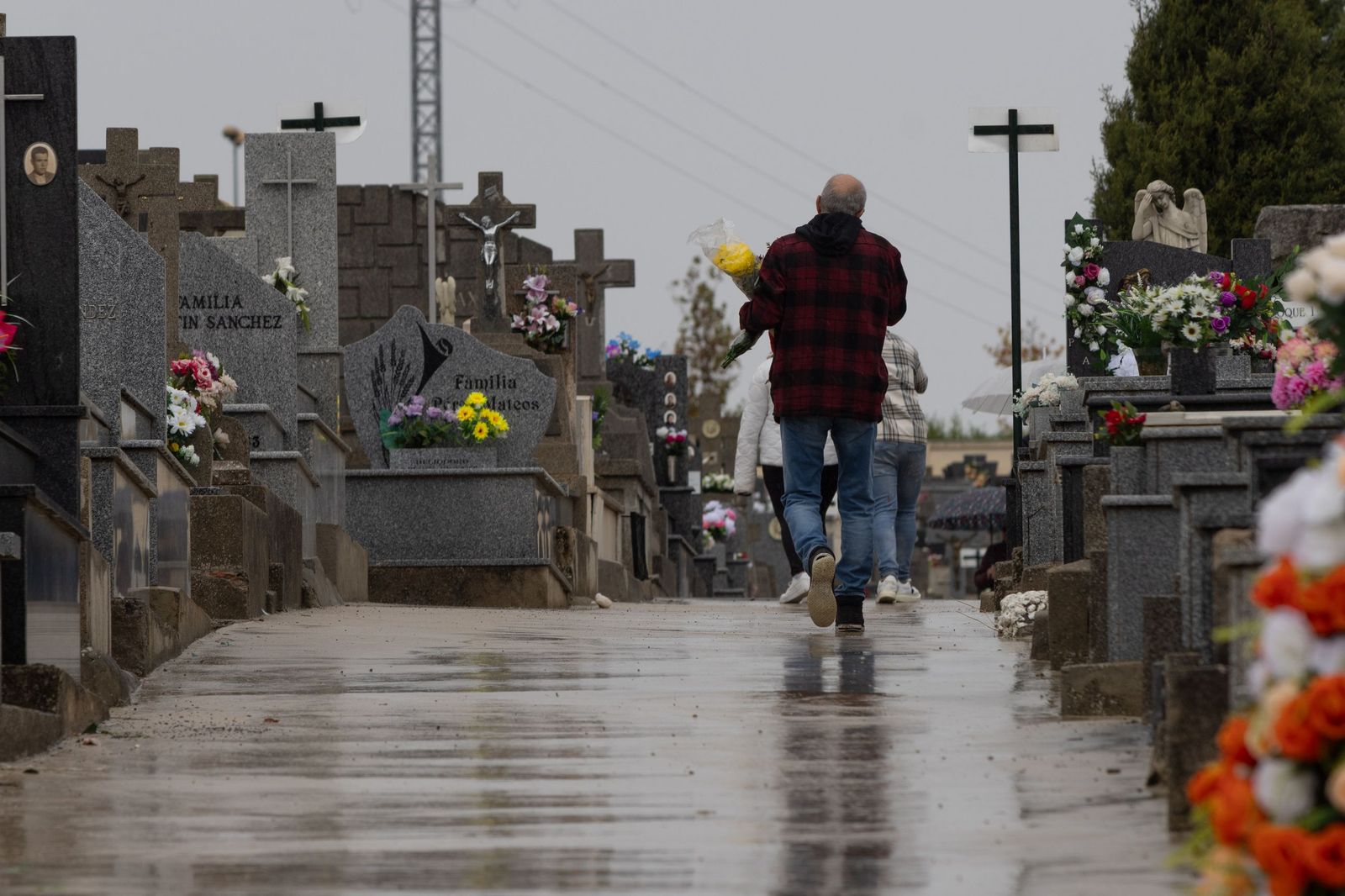 Lluviosa mañana de todos los santos en el Cementerio San Carlos Borromeo de Salamanca