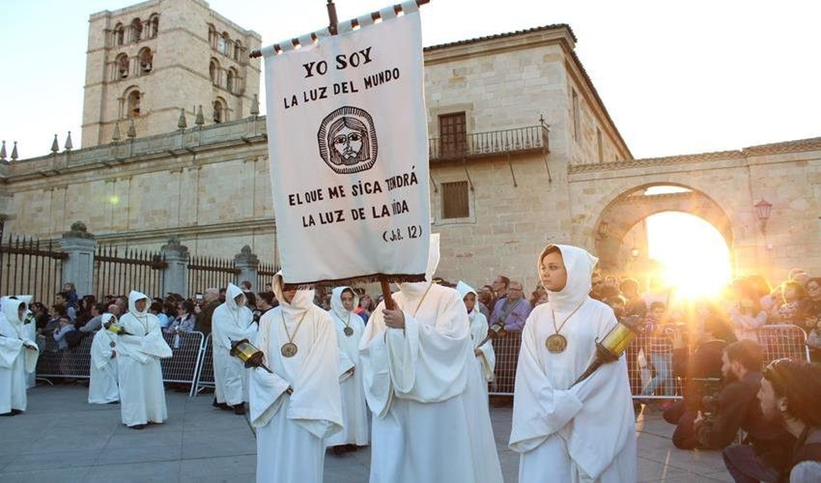 Jesús de Luz y Vida acompaña a las ánimas en la noche del Sábado de Dolores
