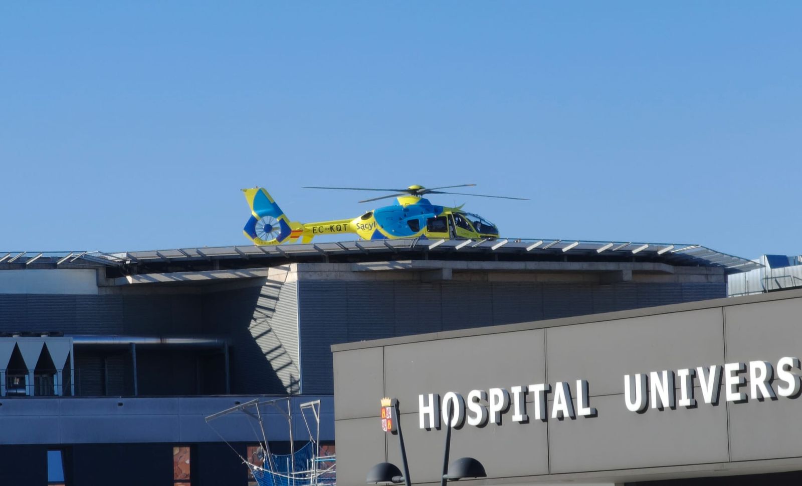 Helicóptero del Sacyl en el hospital de Salamanca. Archivo