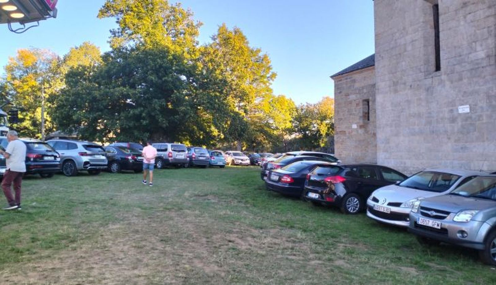 Vehículos para ser bendecidos en Otero de Sanabria. FOTO: David Fernández Matellán