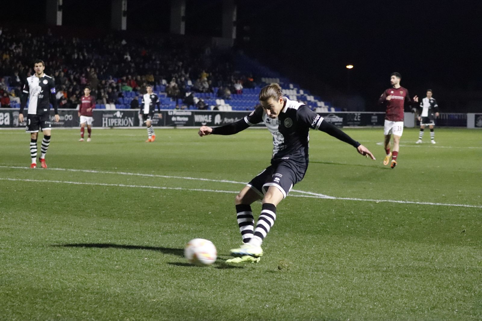 Beneit dispara en la ida ante el Pontevedra | FOTO SALAMANCA24HORAS.COM