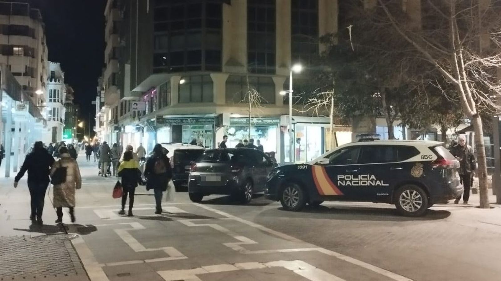 La Policía Nacional en el momento en el que identificaba a los jóvenes