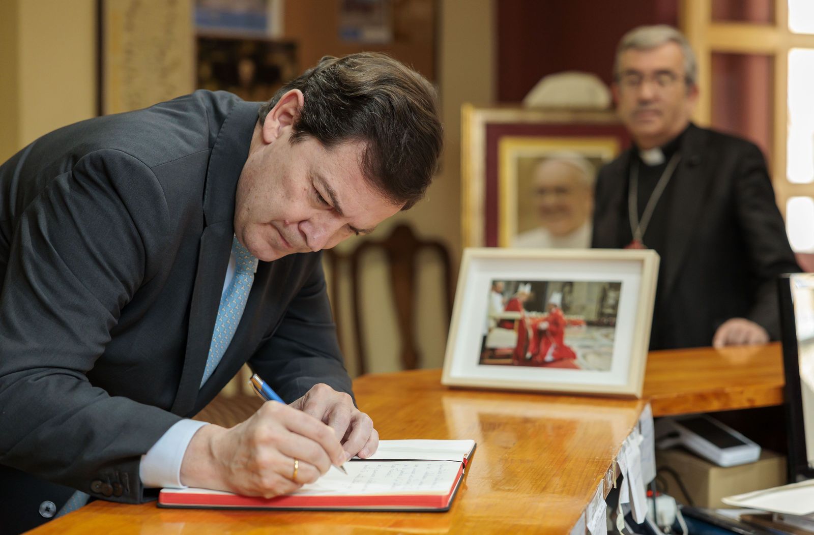 Alfonso Fernández Mañueco firmando en el libro de condolencias por el papa Francisco | Foto: Junta de CyL