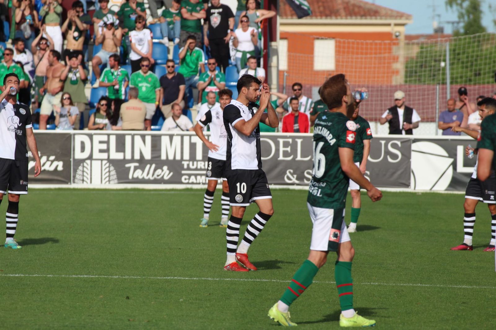 Carlos de la Nava devuelve al aplauso al público ante el Racing Ferrol | FOTO SALAMANCA24HORAS.COM