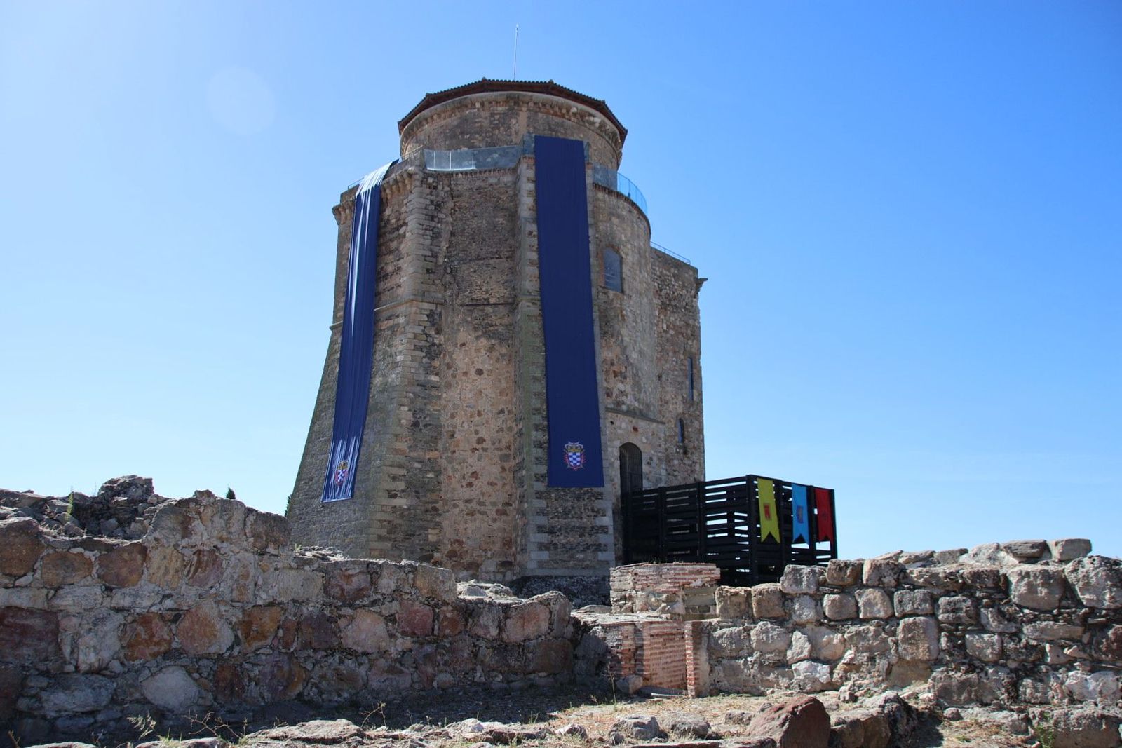 Declaraciones por el tema de la bandera en el castillo de Alba