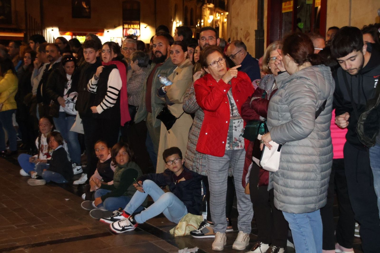 Ambiente en las calles salmantinas para recibir la procesión de la Soledad