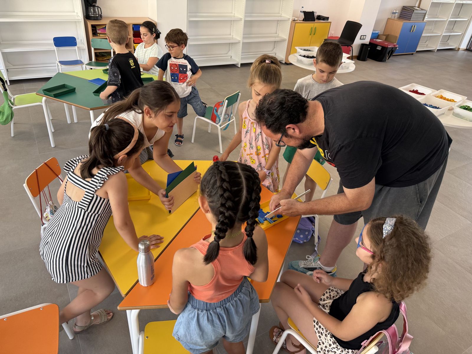 Actividad de lego en la Biblioteca Carmen Martín Gaite