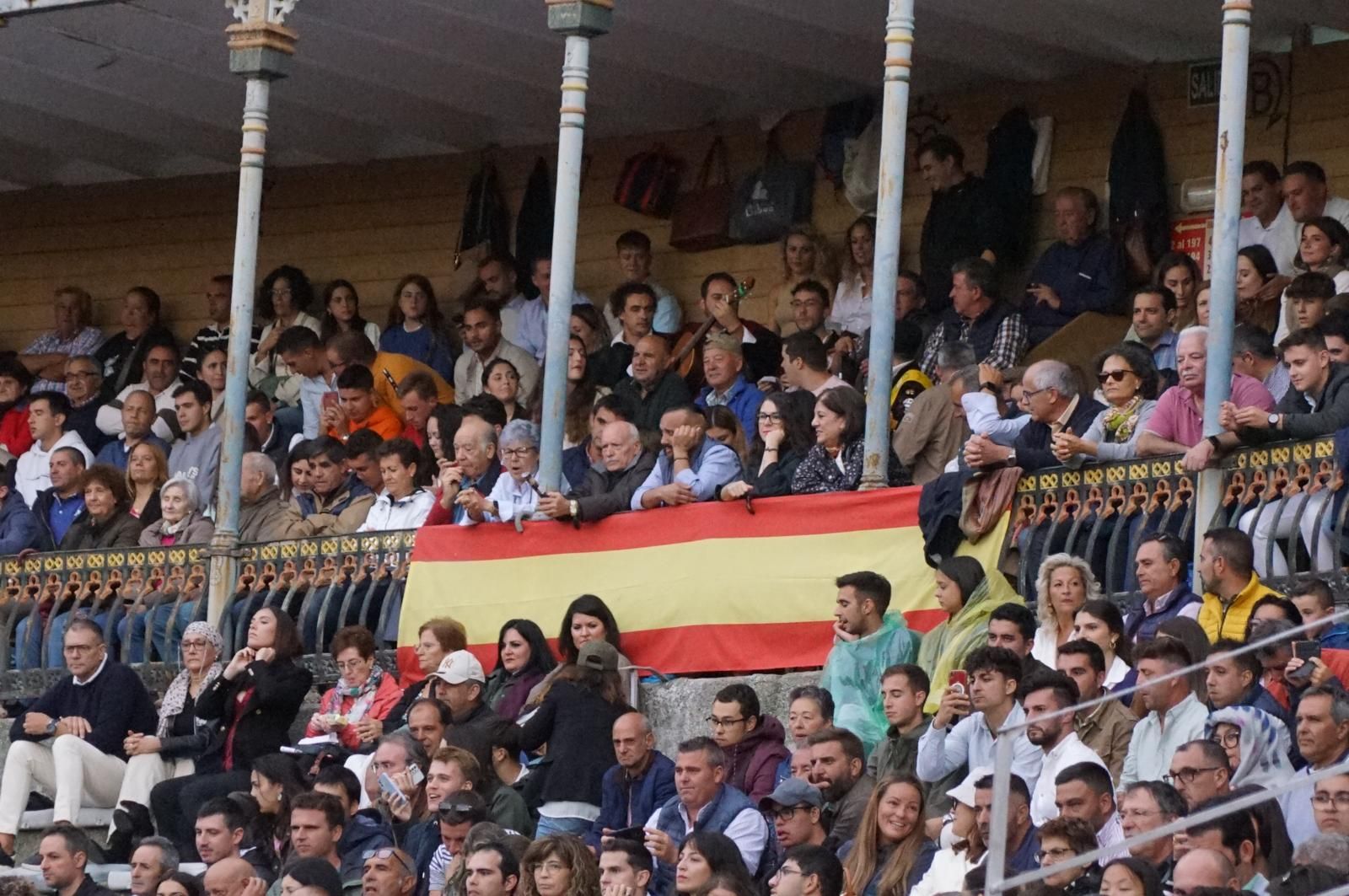 ambiente-en-el-patio-de-cuadrillas-de-la-glorieta-para-ver-a-sergio-galan-diego-ventura-y-guillermo-hermoso-de-mendoza-21-de-septiembre-de-2024-fotos-juanes-95