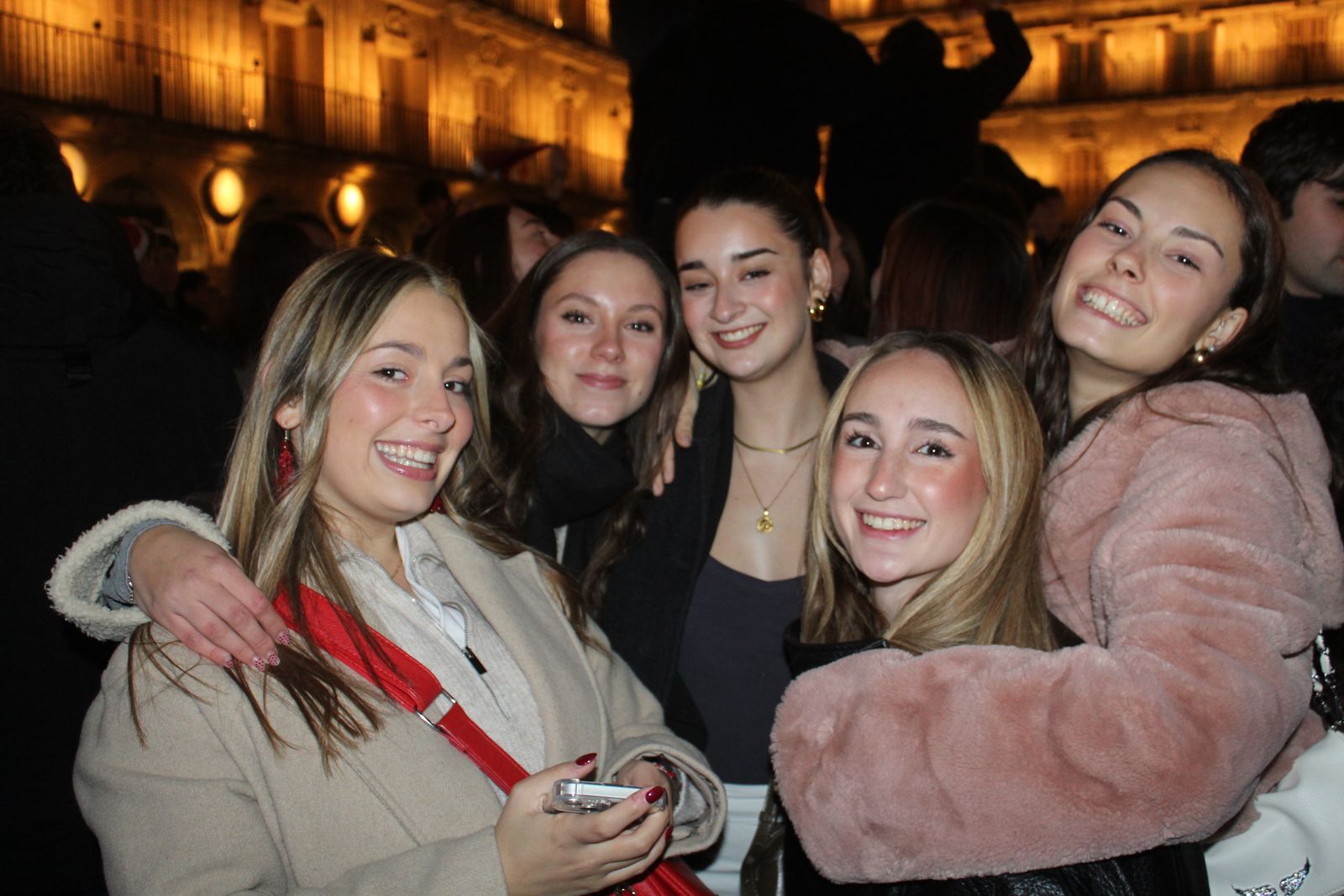 Miles de personas disfrutan de las campanadas y la fiesta del Fin de Año Universitario
