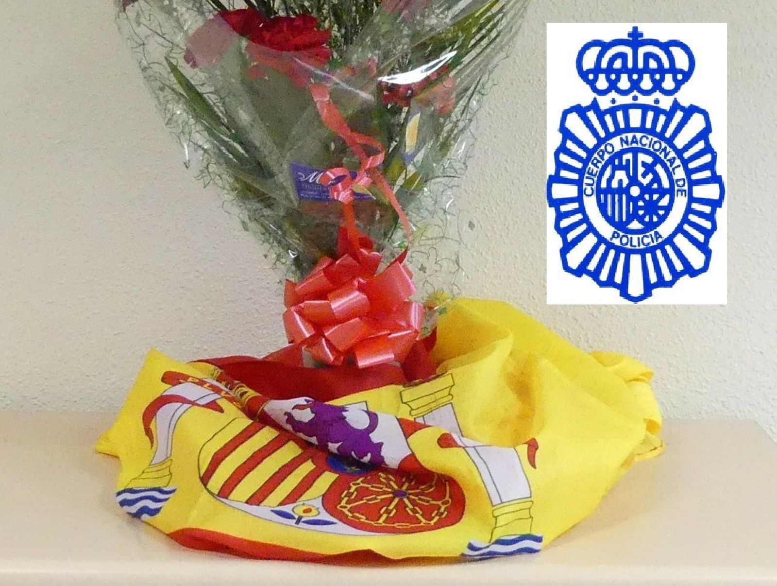 La Policía Nacional también recibe un ramo de flores y una bandera nacional en señal de reconocimiento