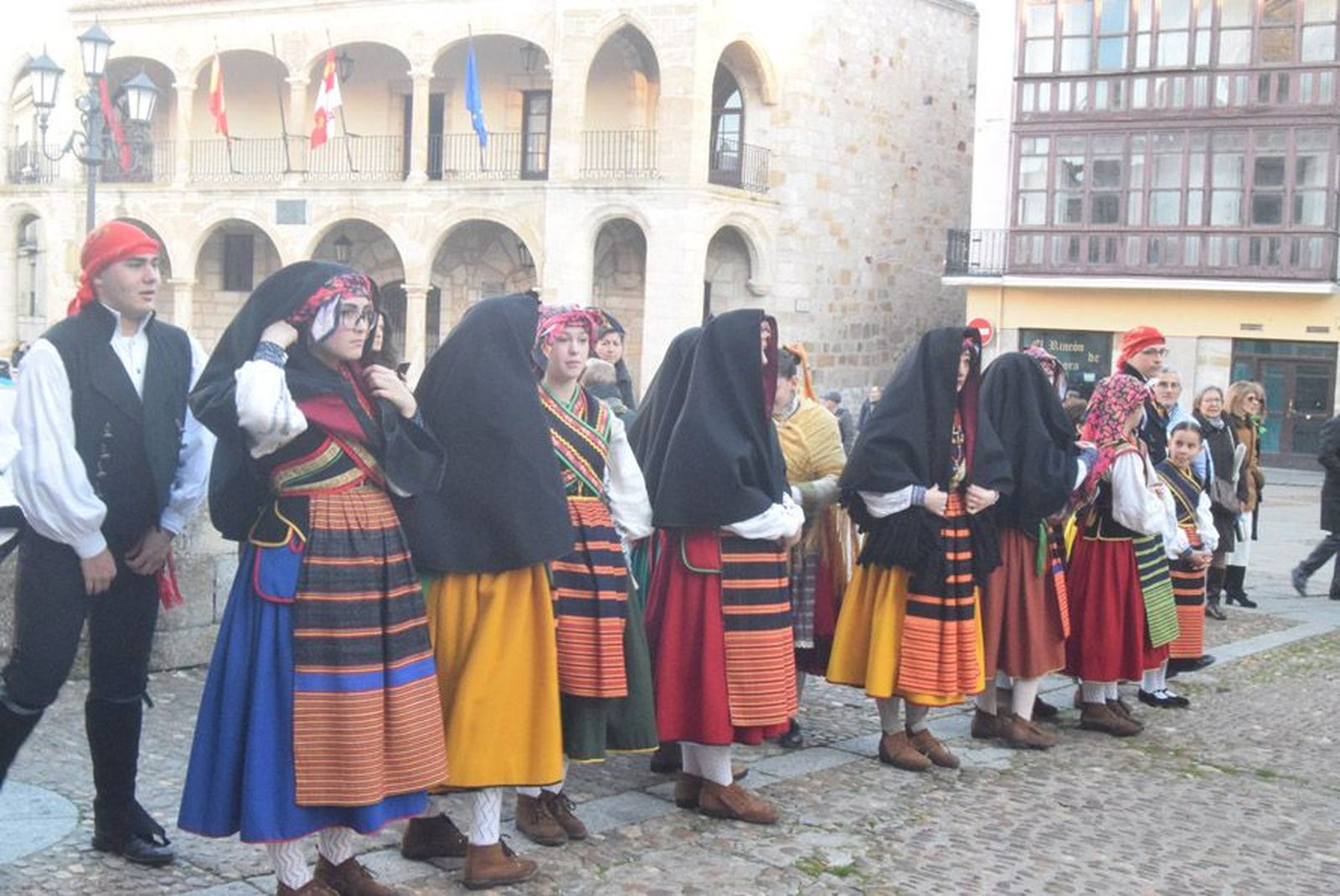 las-candelas-vuelven-a-unir-la-iglesia-de-san-juan-con-la-de-san-vicente-41