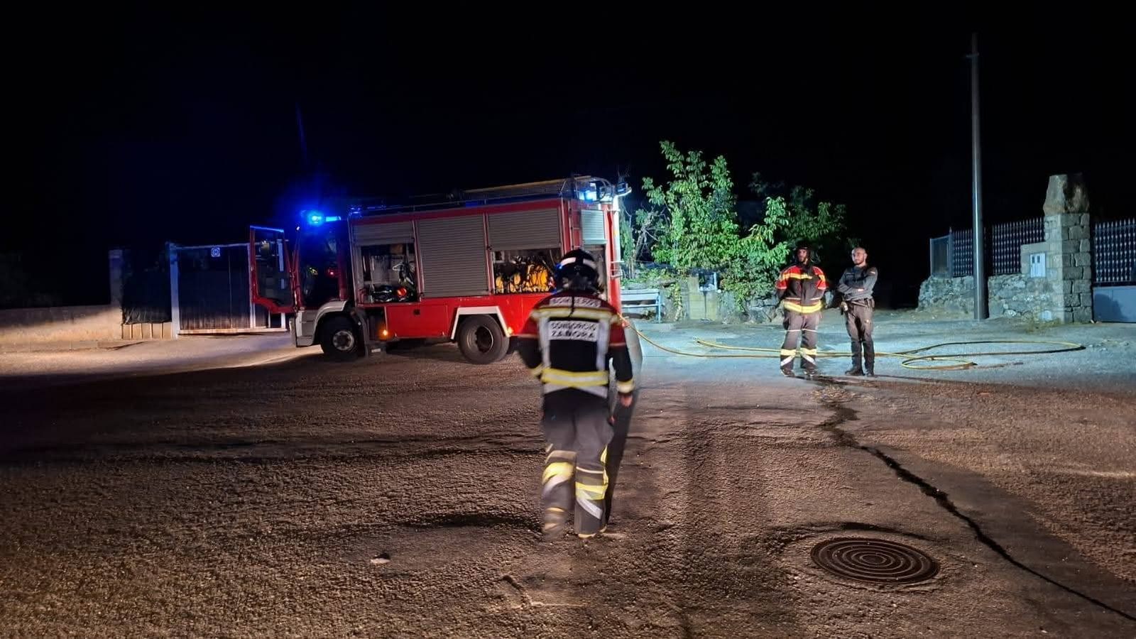 Bomberos actúan en el incendio de un cuadro eléctrico en Mombuey