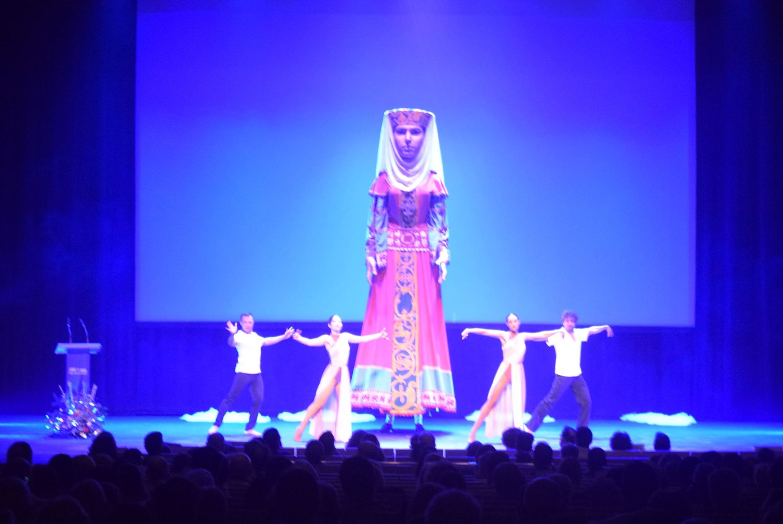 La gala se abrió con una espectacular actuación de danza