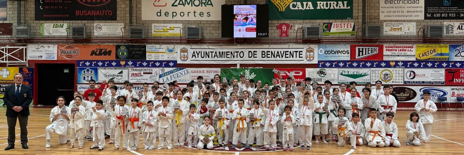 Los jóvenes participantes en el Campeonato de Karate celebrado en Benavente