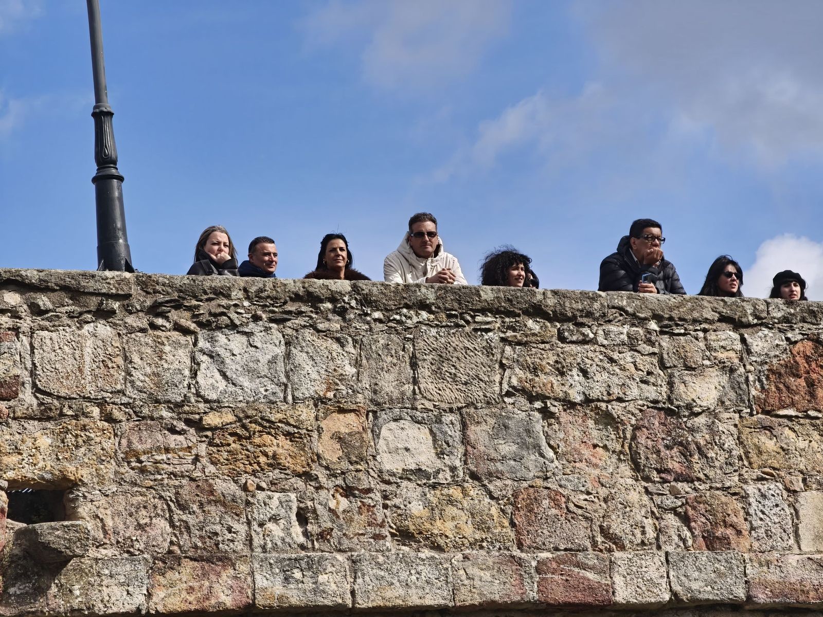 Un multitudinario Lunes de Aguas en Salamanca llena la ribera del Tormes