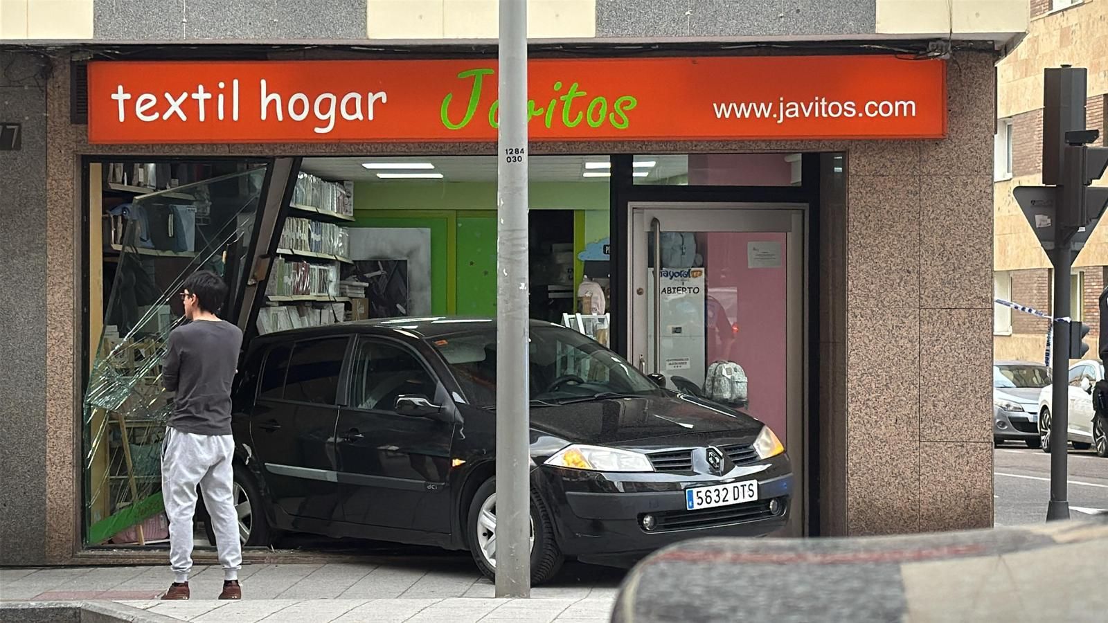 Un turismo choca contra un escaparate en la avenida de Villamayor