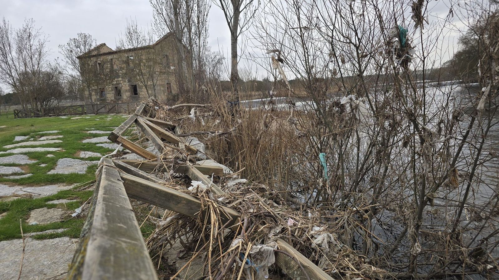 Vallas deterioradas, maderas rotas y suciedad acumulada en el Puente Gudino en Villamayor