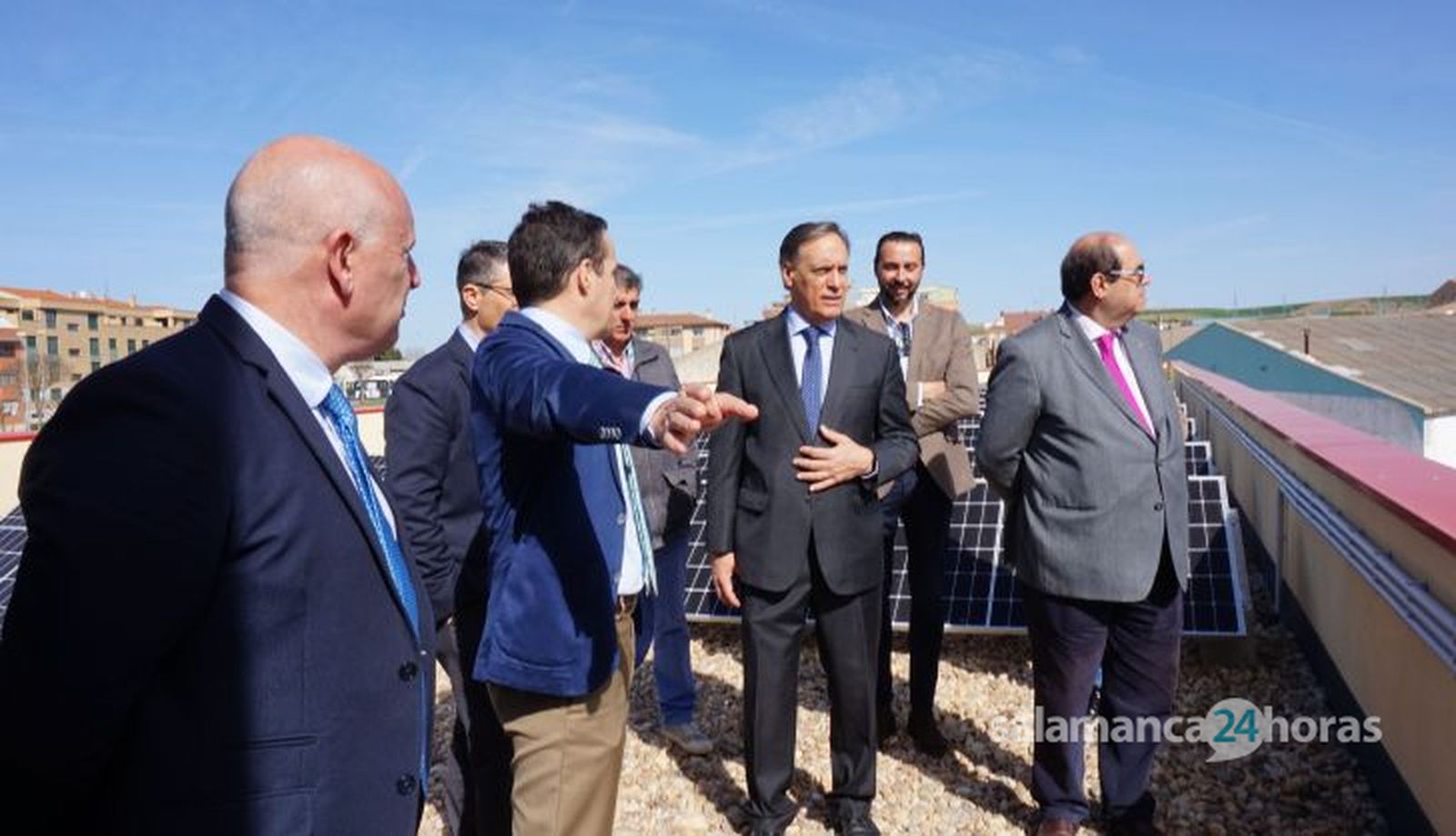 Carlos García Carbayo, y el presidente de Air Institute, Juan Manuel Corchado, firman el acuerdo de cesión del Centro de IoT e Inteligencia Artificia (47)