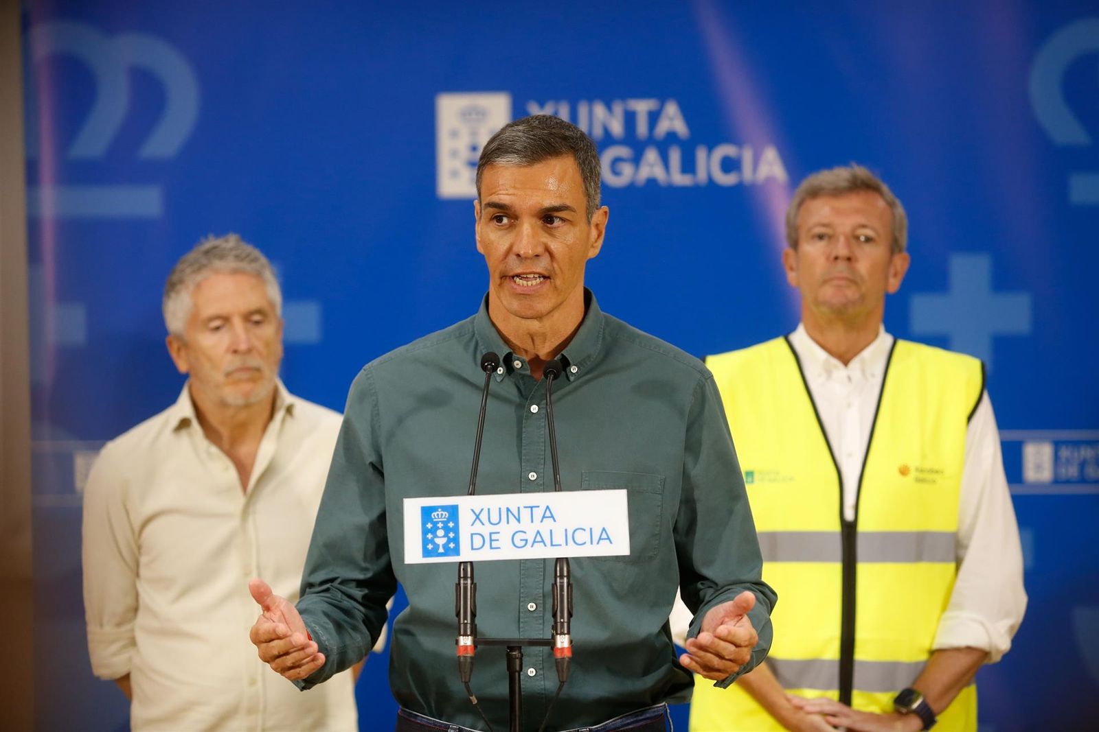 El presidente del Gobierno, Pedro Sánchez (c), interviene durante su visita al Centro de Coordinación Operativo contra incendios de Ourense, a 17 de agosto de 2025, en Ourense, Galicia (España). Sánchez se ha desplazado a las zonas afectadas por los incen - Carlos Castro - Europa Press