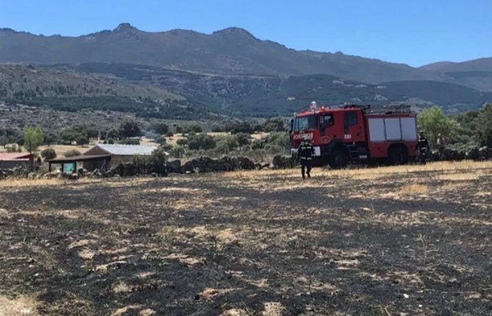 El fuego en una caseta de un huerto prende una hectárea en Riatas