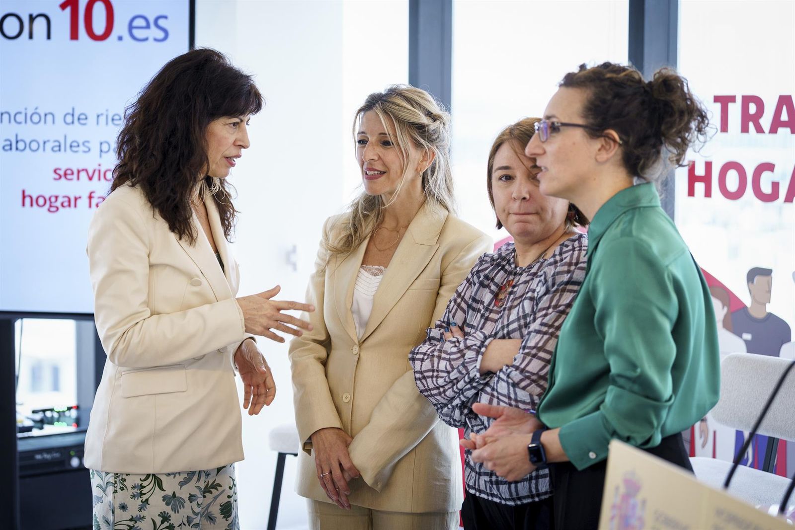 La vicepresidenta segunda y ministra de Trabajo y Economía Social, Yolanda Díaz (2i); la ministra de Igualdad, Ana Redondo (1i), y la directora del Instituto Nacional de Salud y Seguridad en el Trabajo (INSST), Aitana Garí (1d) - A. Pérez Meca - Europa Press
