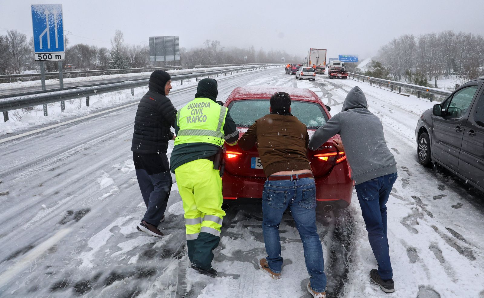 jose-vicente-ical-la-intensa-nevada-de-las-ultimas-horas-obliga-a-cerrar-al-trafico-la-autovia-de-la-ruta-de-la-plata-a-66-entre-sorihuela-y-vallejera-de-riofrio-salamanca-7