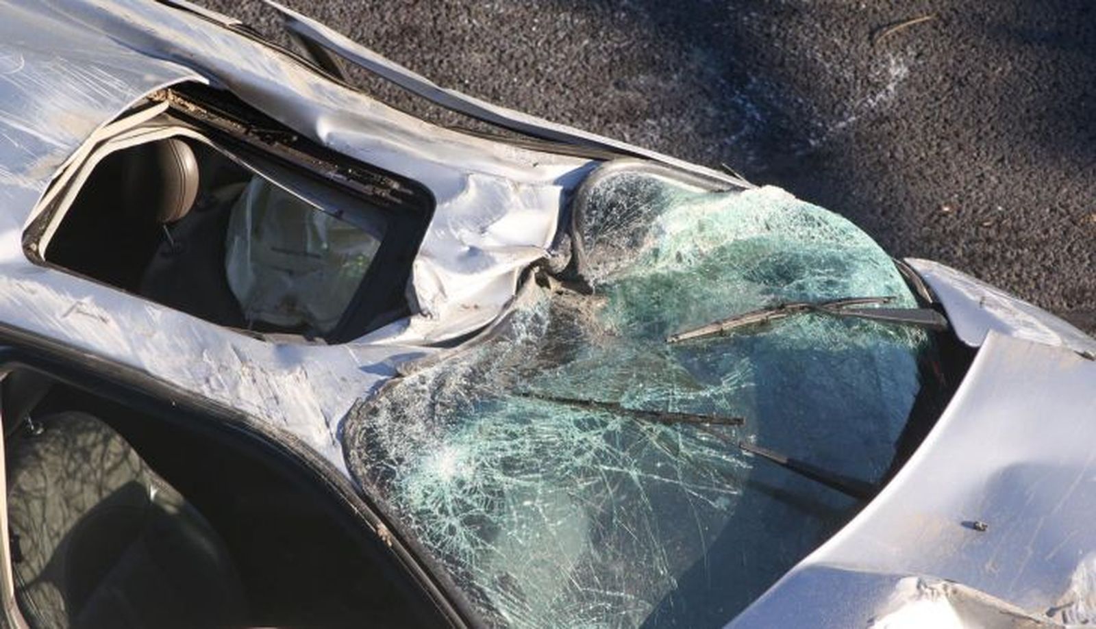 Un coche vuelca en la A 66 a la altura de Miranda de Azán (5)