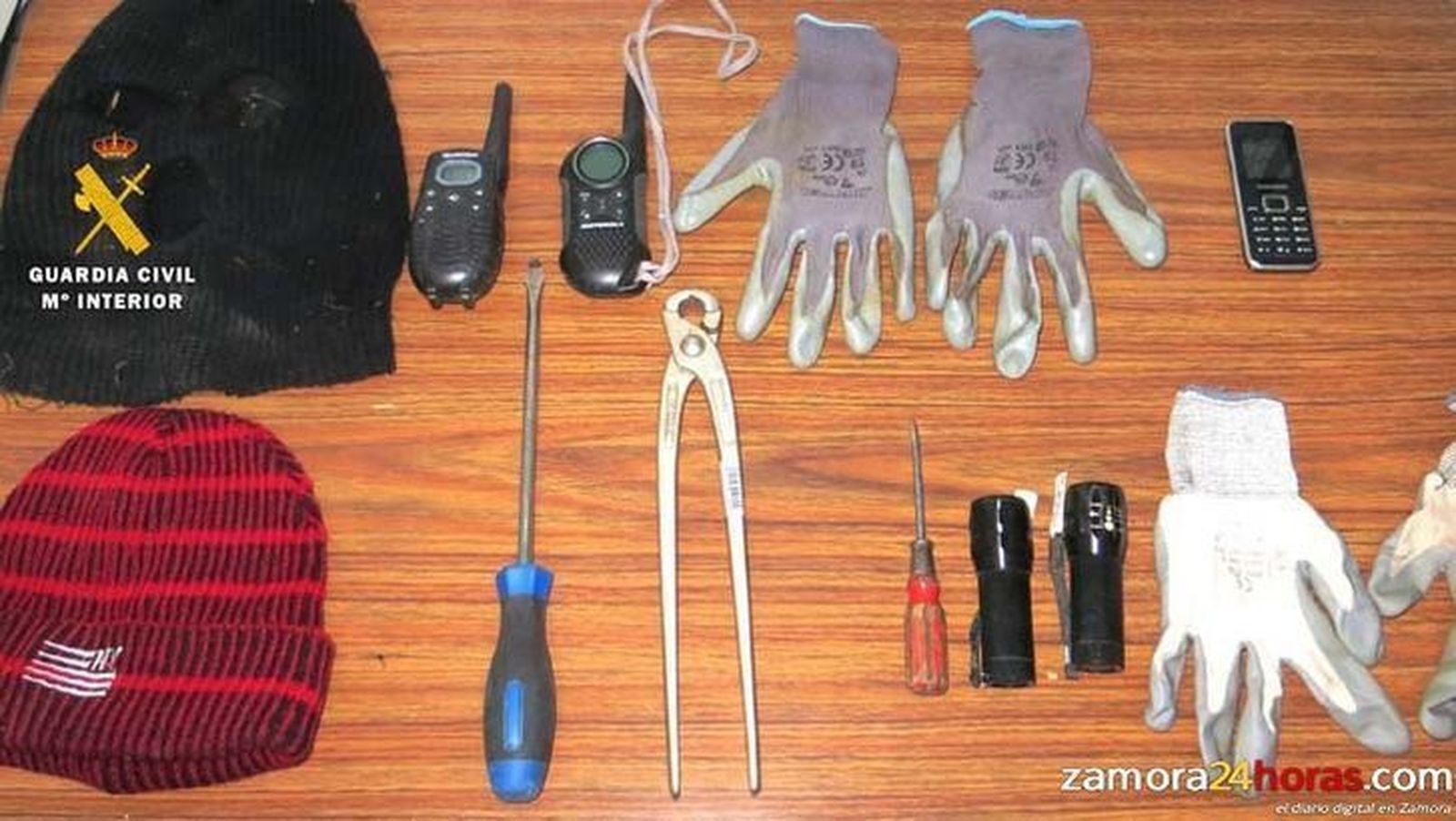 La Guardia Civil pilla a dos ladrones mientras hacían sendos butrones para robar en un estanco en Otero de Sanabria
