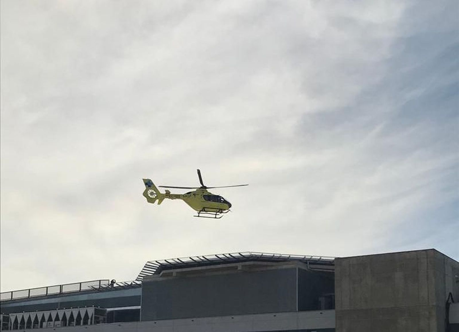 Helicóptero de Sacyl aterrizando en el helipuerto del Hospital de Salamanca | Foto: s24h
