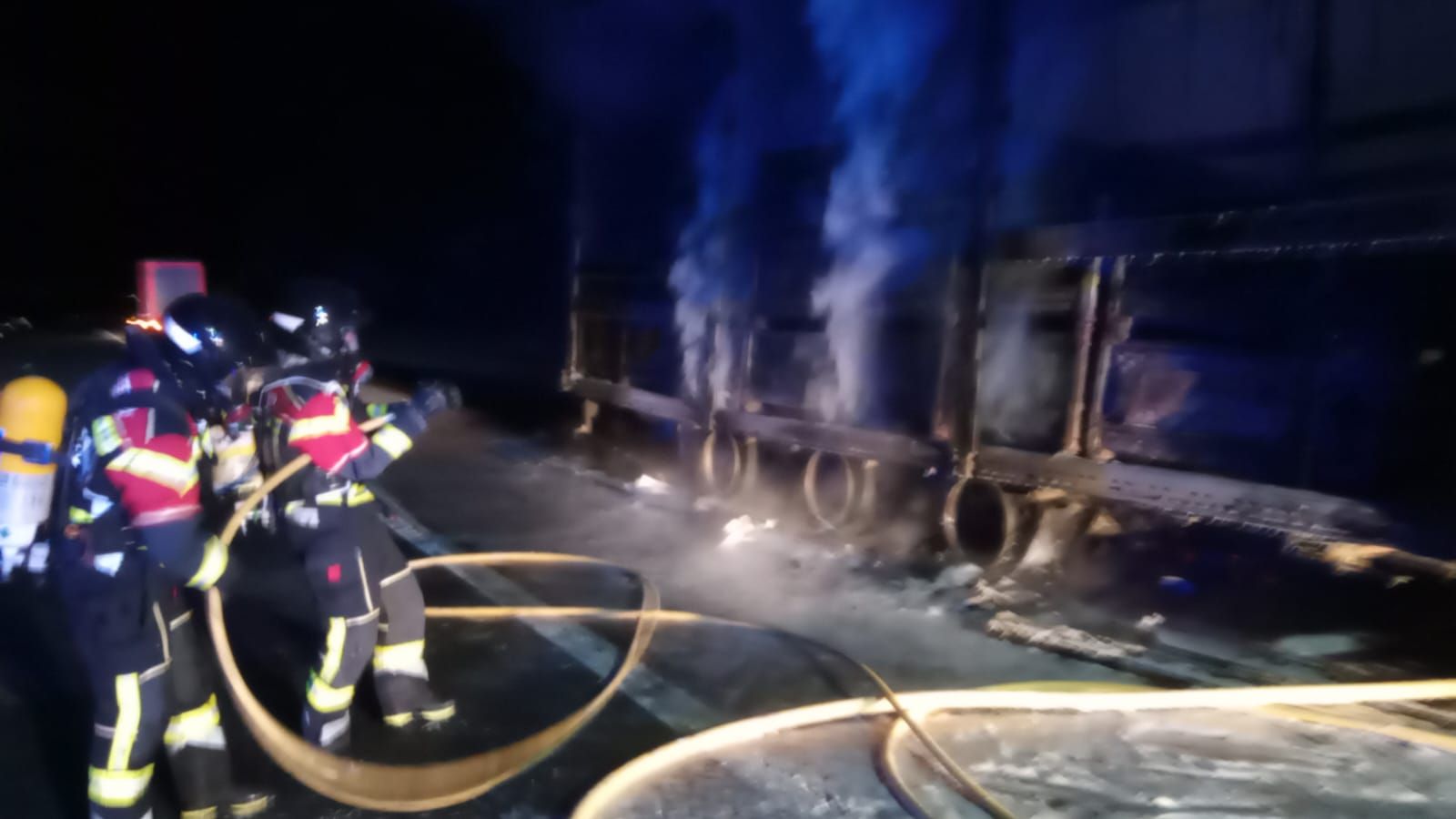 Imagen del camión incendiado