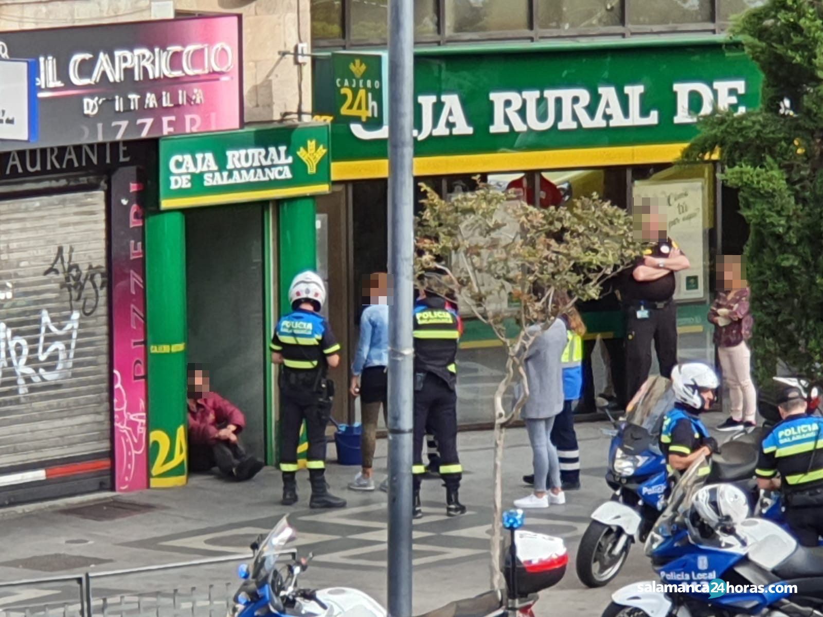 Policía con indigente en cajero de Caja Rural 1
