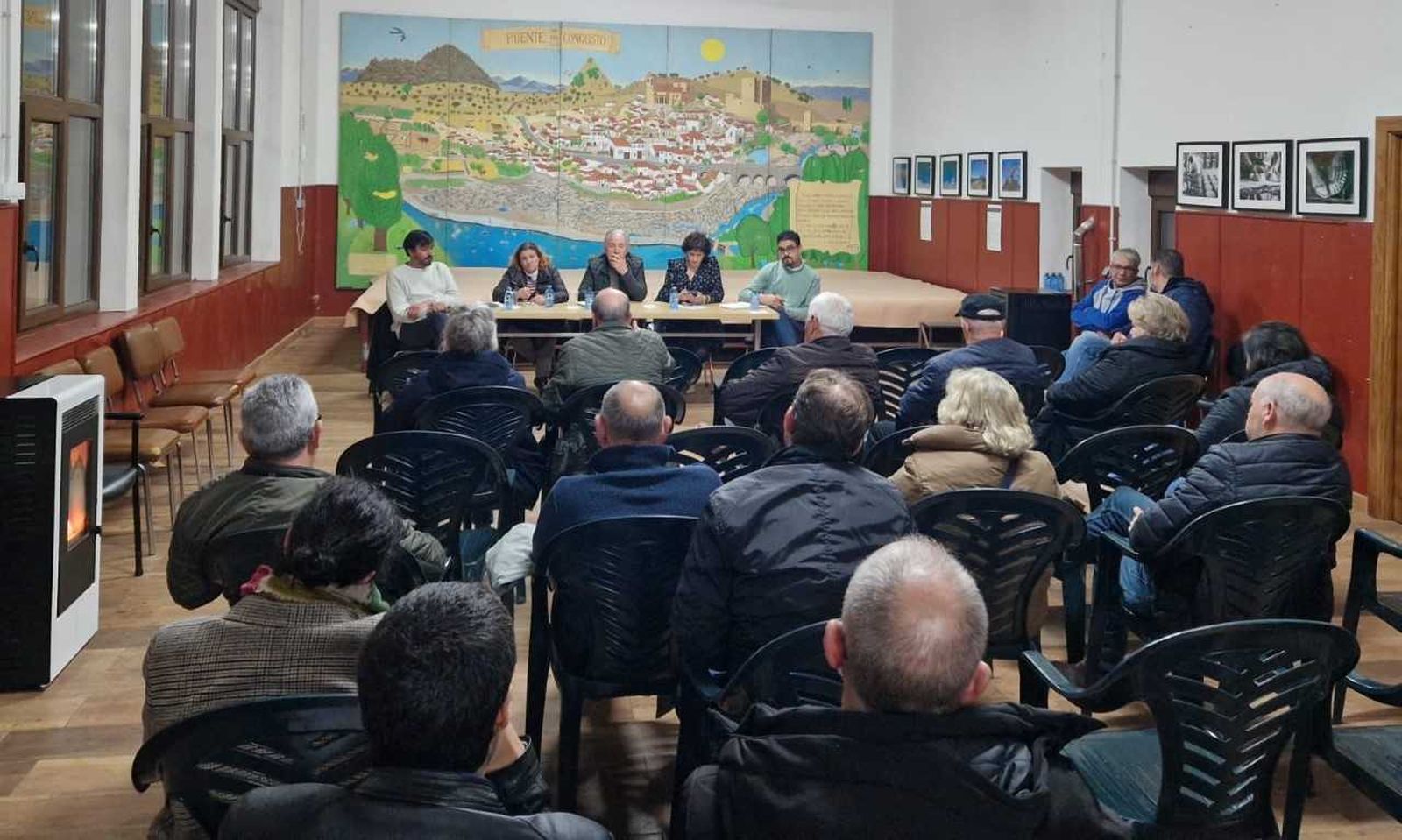 Alcaldes y concejales reunidos por el servicio del autobús a Madrid en Puente del Congosto