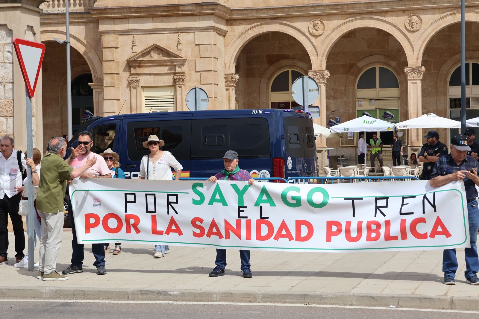 manifestacion-contra-la-perida-de-servicios-de-ave-2