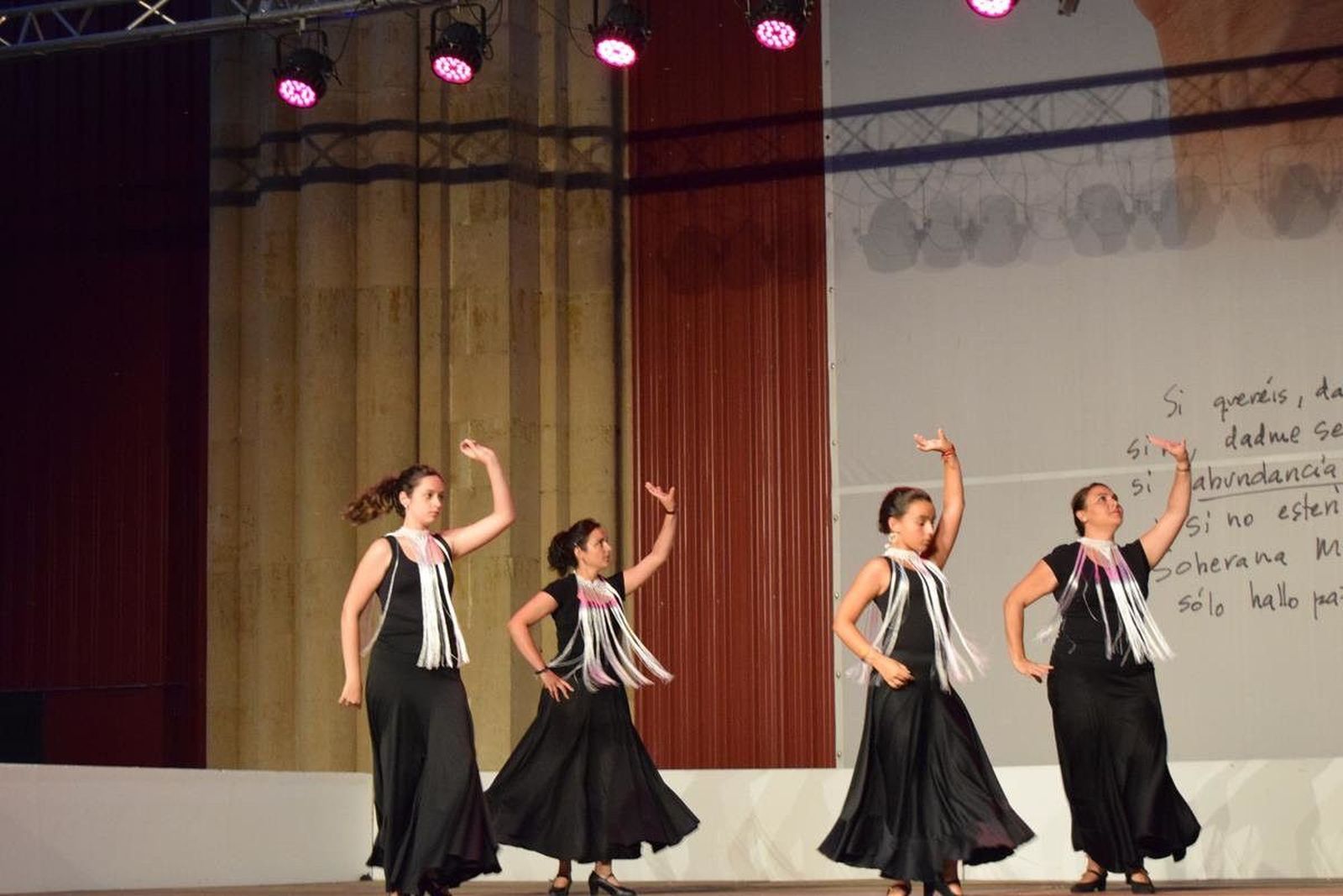 Las sevillanas de ‘El Rocío’ llevan el flamenco a la Basílica Teresiana