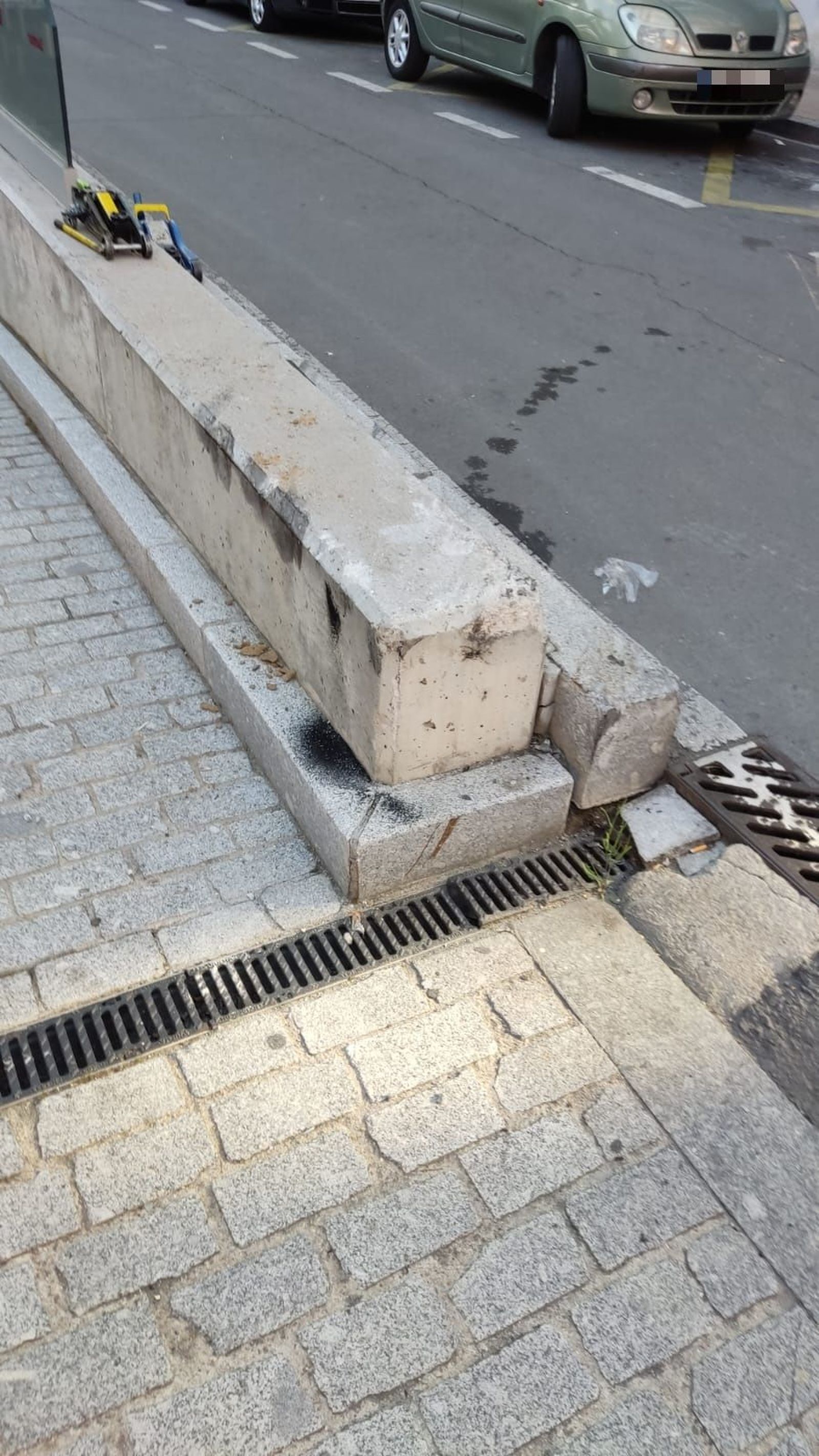 Vehículo con rueda atrapada encima de un muro en Garrido (1)