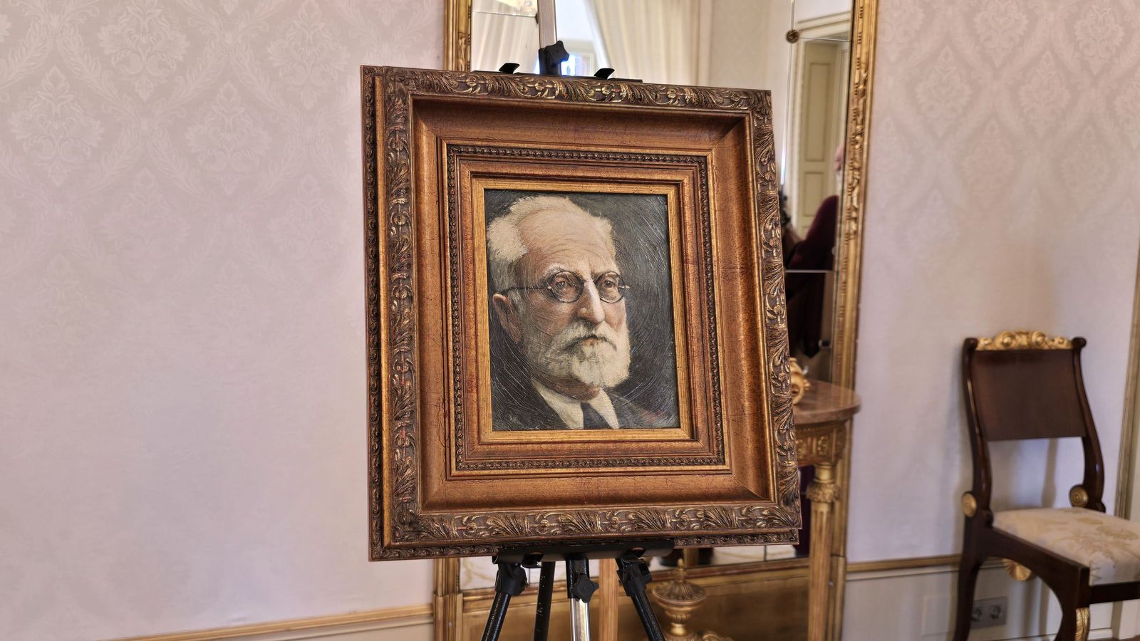 El alcalde de Salamanca, Carlos García Carbayo, recibe la donación de un cuadro de Miguel de Unamuno, obra de Jerónimo Prieto