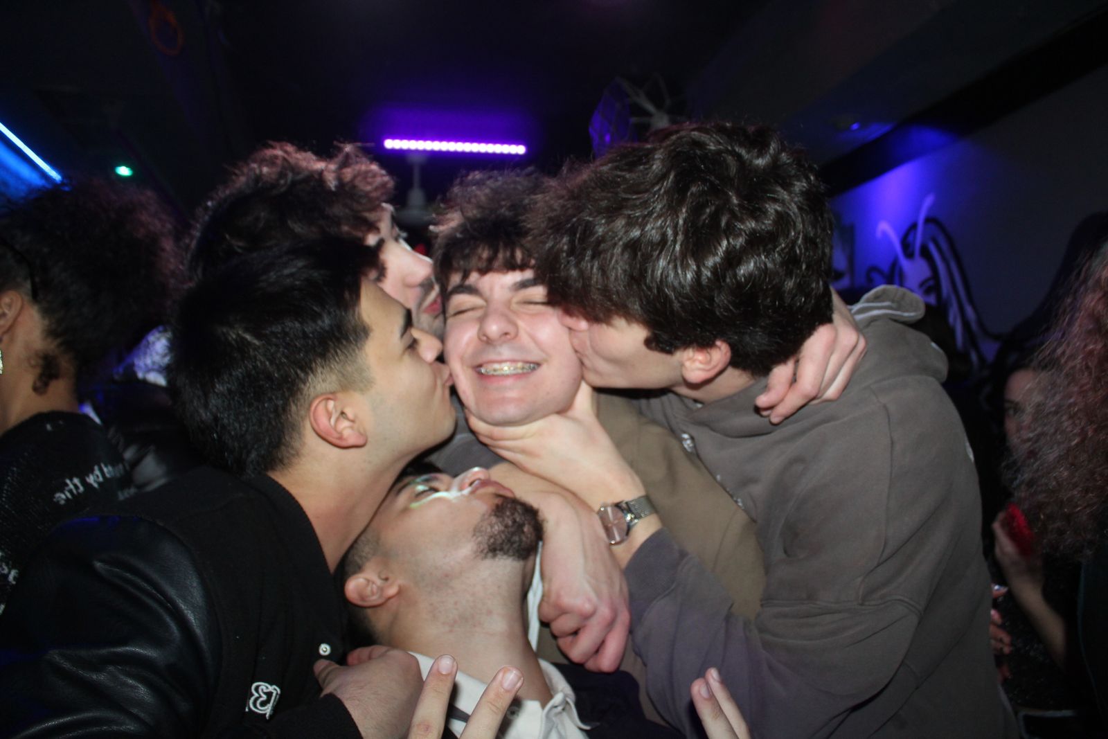 El Fin de Año Universitario continua por los bares de la capital del Tormes tras las doce campanadas