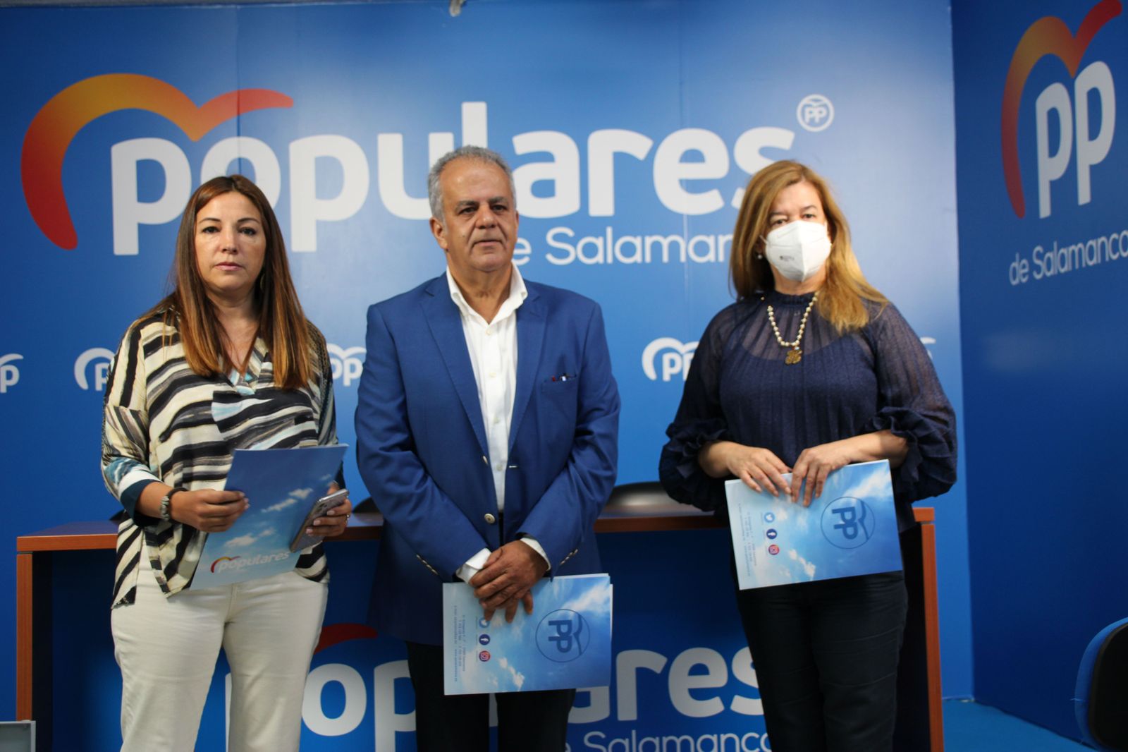 Los procuradores de en las Cortes de Castilla y León, Rosa Esteban Ayuso,  José María Sanchez Martín y Carmen Sánchez Bellota