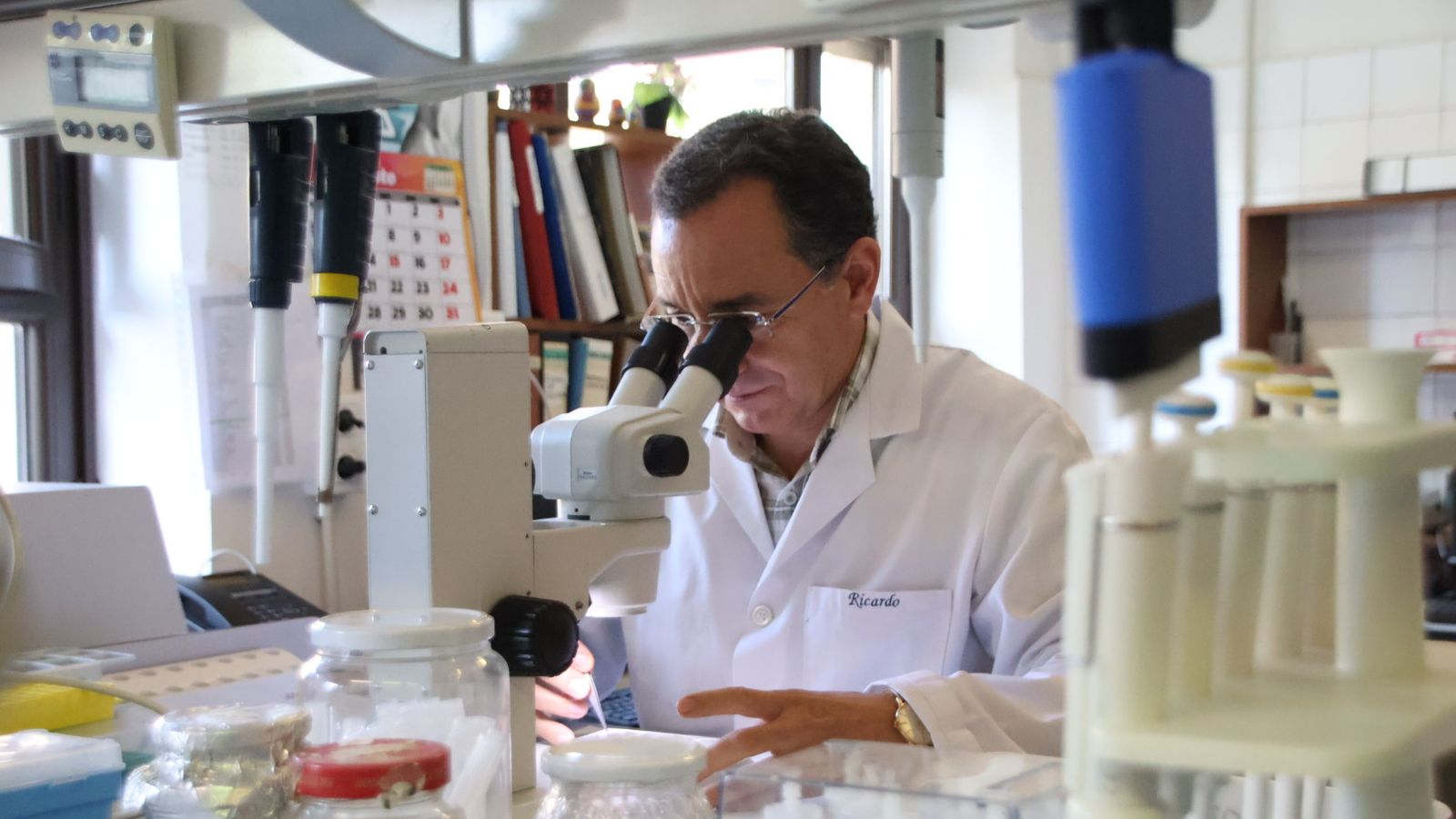 Ricardo Pérez, investigador del IRNASA que trabaja en el suministro de test que permitan la detección de garrapatas en granjas de cerdos