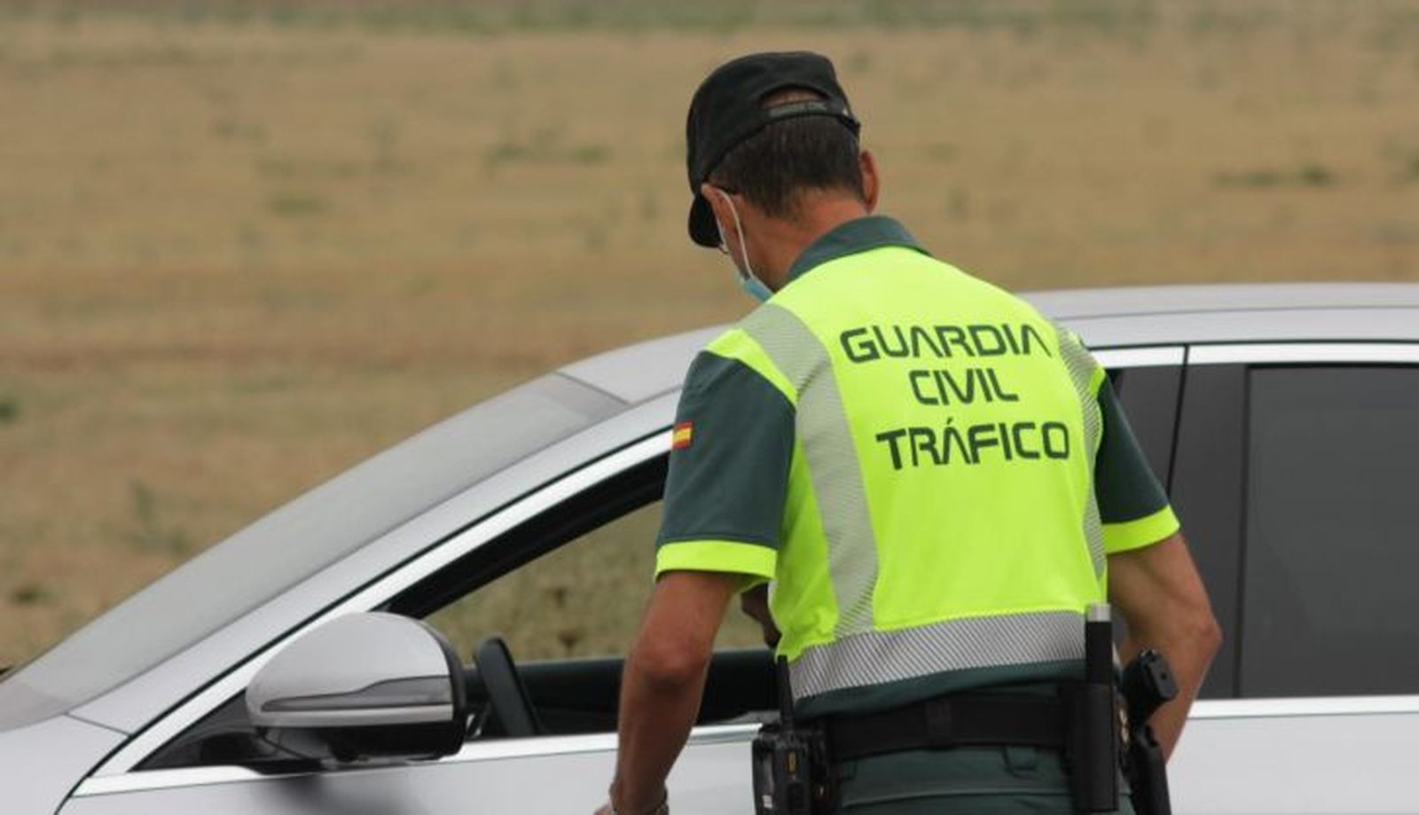 Un agente de la Guardia Civil de Tráfico durante uno de los controles