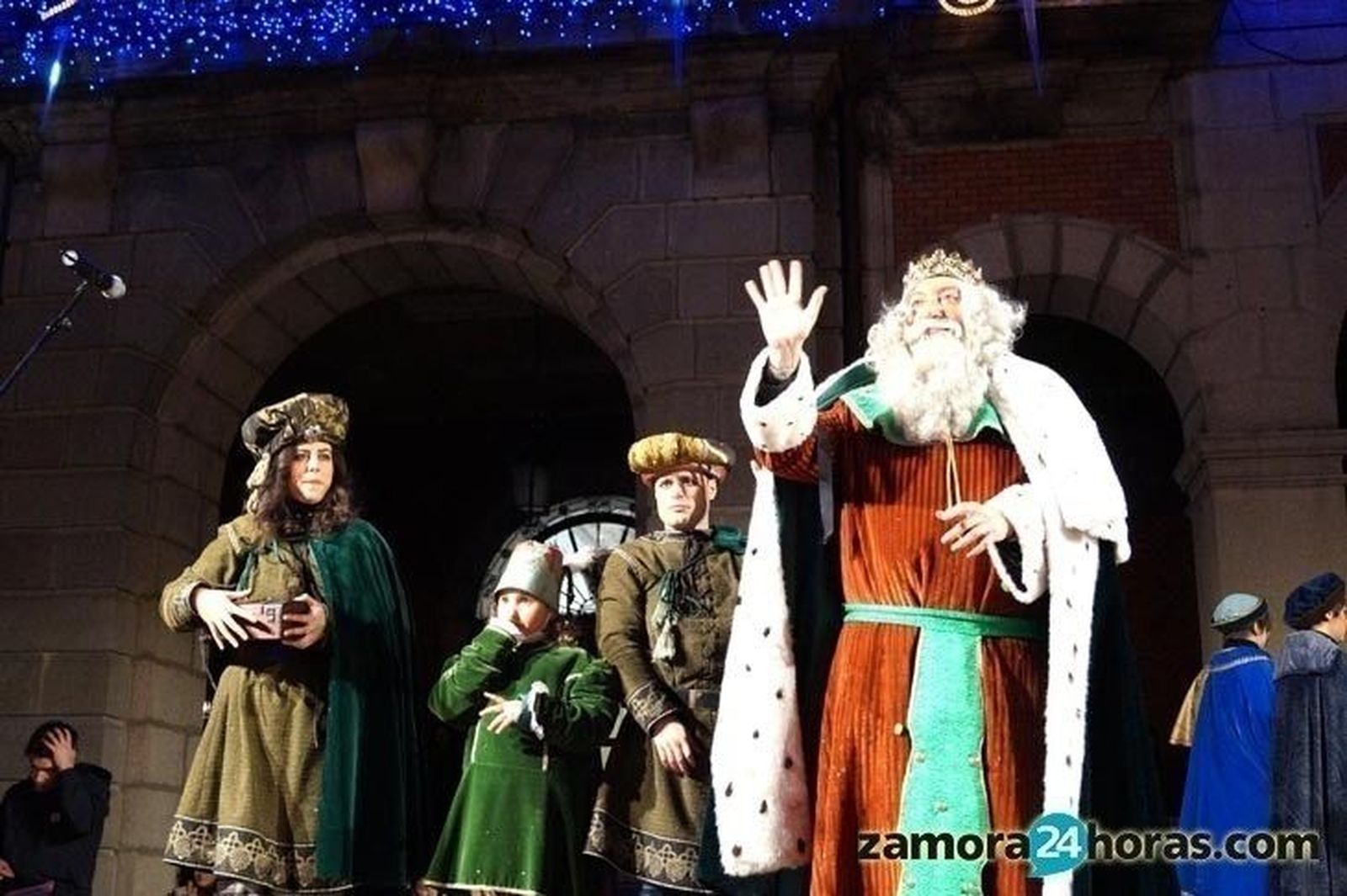 Un séquito de 600 personas acompaña esta noche a los Reyes Magos en la Cabalgata