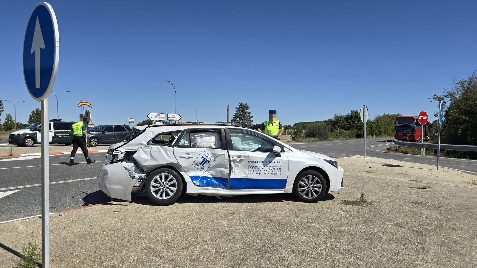 Colisión de un coche y un bus de Avanza en Machacón