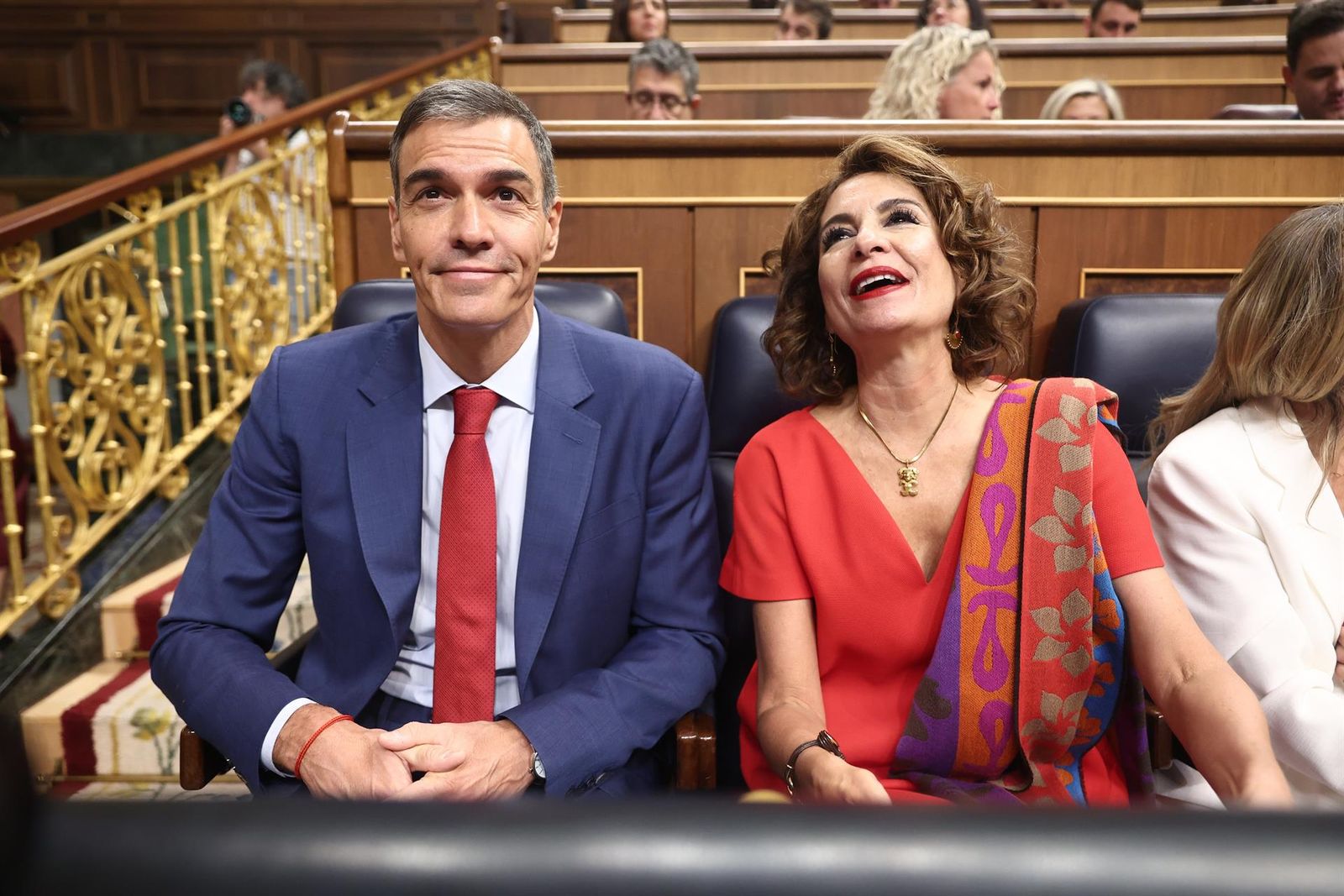 El presidente del Gobierno, Pedro Sánchez, y la vicepresidenta primera y ministra de Hacienda, María Jesús Montero, durante una sesión de Control al Gobierno, en el Congreso de los Diputados, a 7 de octubre de 2025, en Madrid (España).