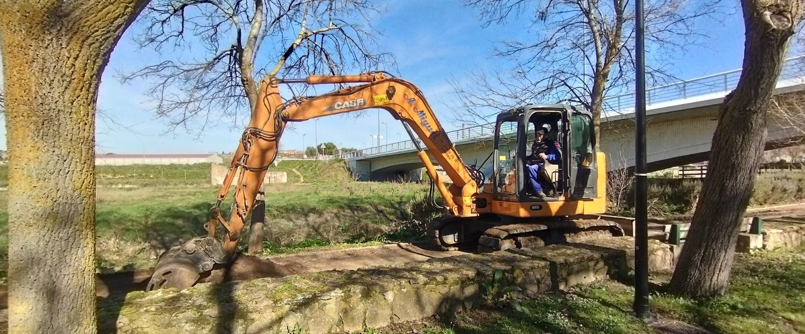 Comienzan los trabajos para adecentar los caminos peatonales de varios parques de Zamora.