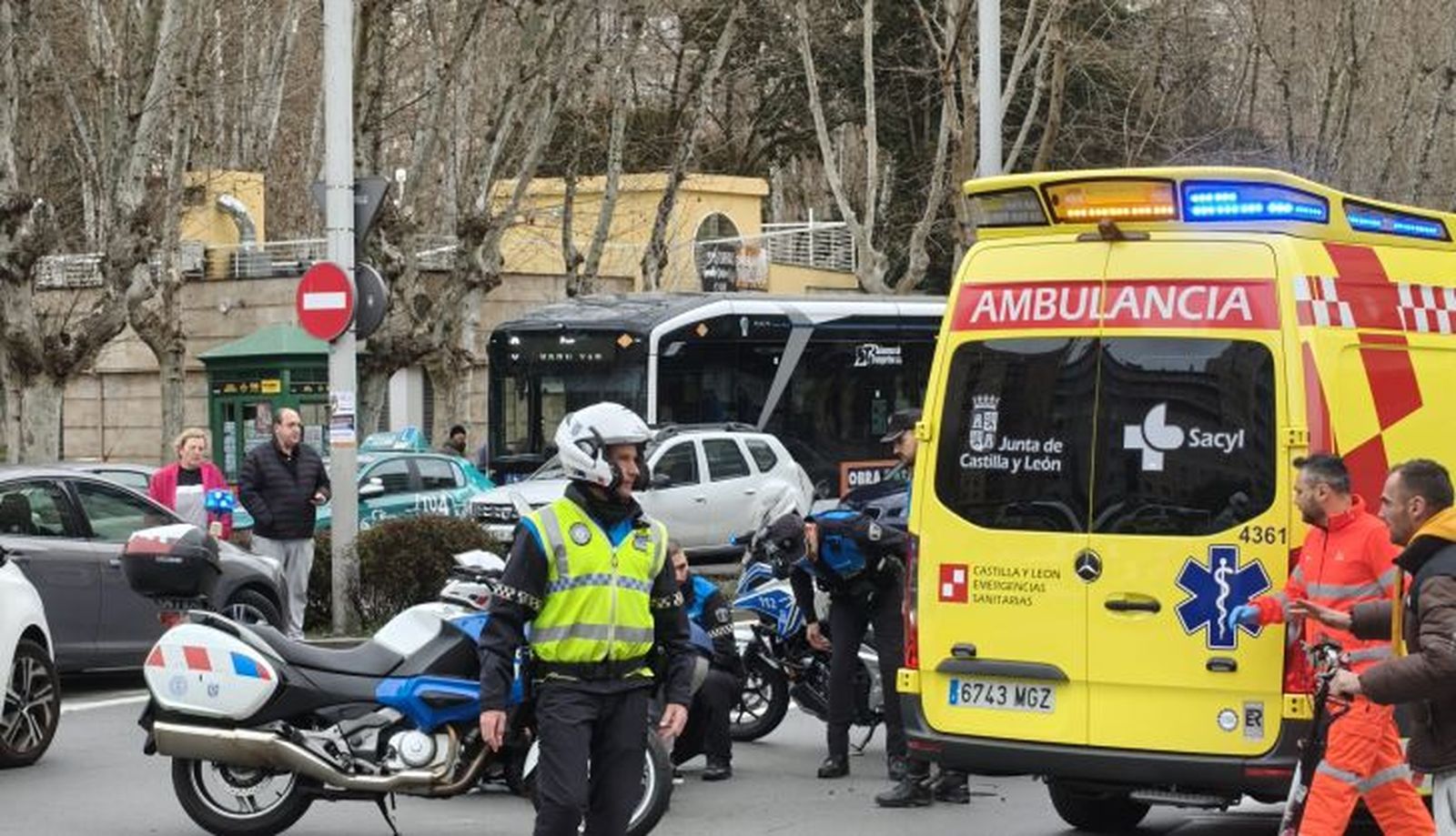 Accidente de una motorista en Plaza España Accidente de una motorista en Plaza España